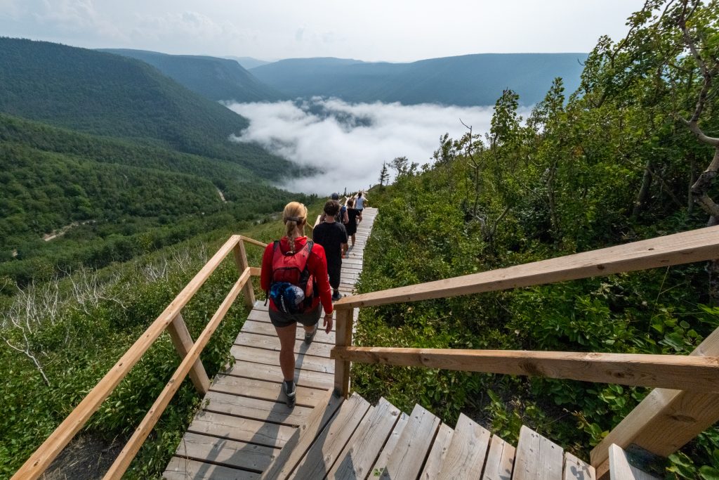Les escaliers accédant à la montagne. (Photo Courtoisie - Moïse Marcoux-Chabot)
